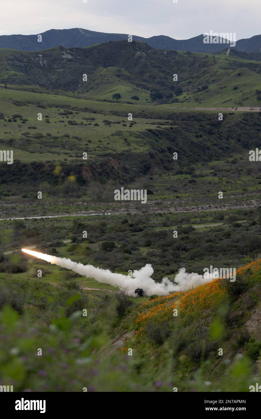 STATI UNITI Marines with Romeo Battery, 5th Battaglione, 11th Marine Regiment, 1st Marine Division, sparano un razzo da un sistema di razzi ad alta mobilità M142 durante l'esercizio invernale di fuoco del battaglione sulla base del corpo dei Marine Camp Pendleton, California, 3 febbraio 2023. L'esercizio è stato utilizzato per testare le capacità di comando e controllo del battaglione. (STATI UNITI Corpo marino foto di CPL. Cedar Barnes) Foto Stock