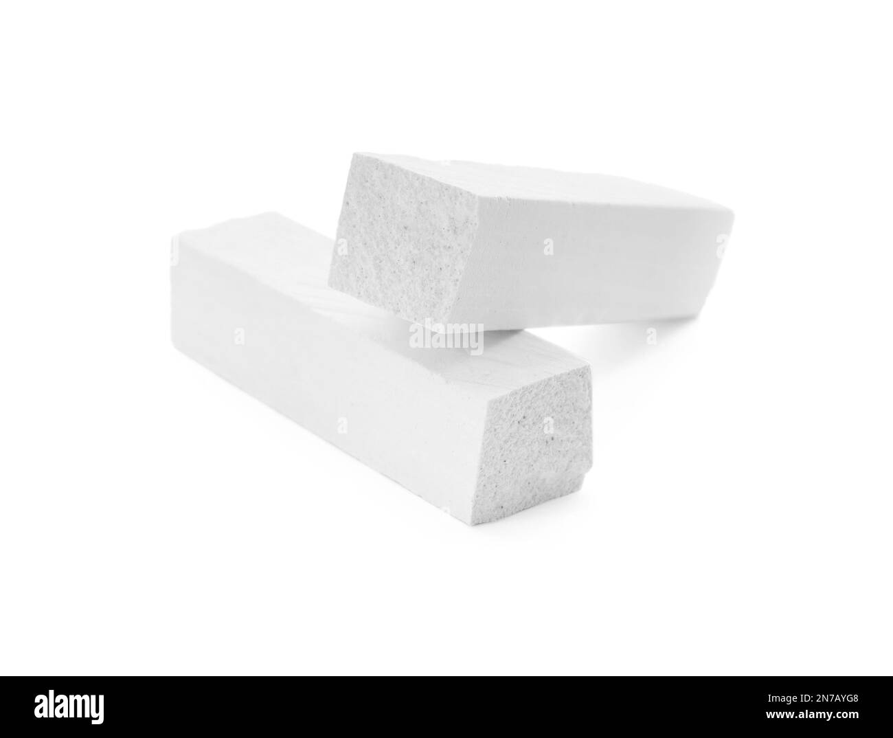 Piccoli pezzi di gesso su sfondo bianco Foto Stock