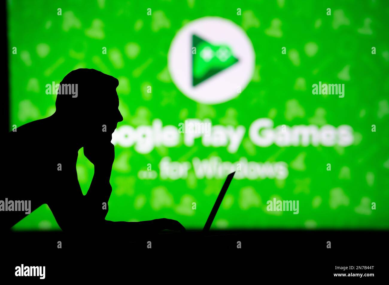 USA, NEW YORK CITY, 30 GENNAIO 2023: Google Play. Libera la potenza di Internet: L'uomo silhouetted utilizza un'innovativa app per navigare Foto Stock