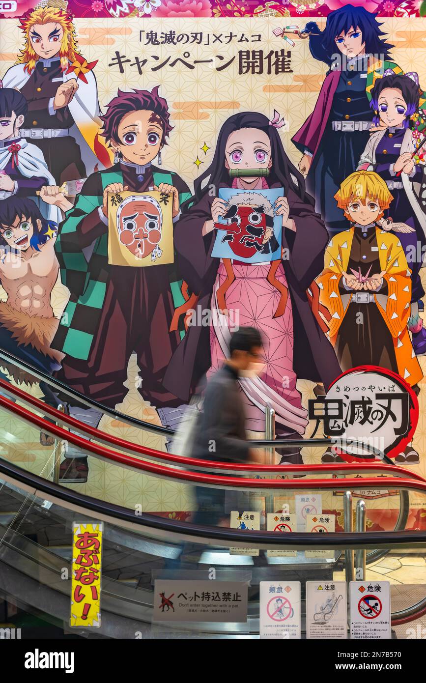 tokyo, giappone - Ottobre 27 2022: Parete scala mobile di un centro giochi decorato con un poster della campagna che raffigura i personaggi del manga giapponese e dell'anime Kime Foto Stock