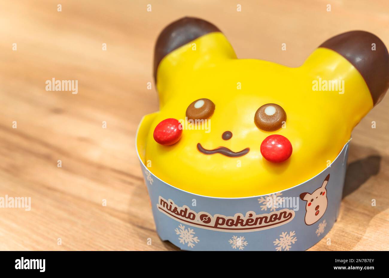 tokyo, giappone - dicembre 10 2022: Primo piano su una deliziosa ciambella gialla a tema Pikachu di Pokémon e Mister Donuts, completa di cioccolato morbido Foto Stock