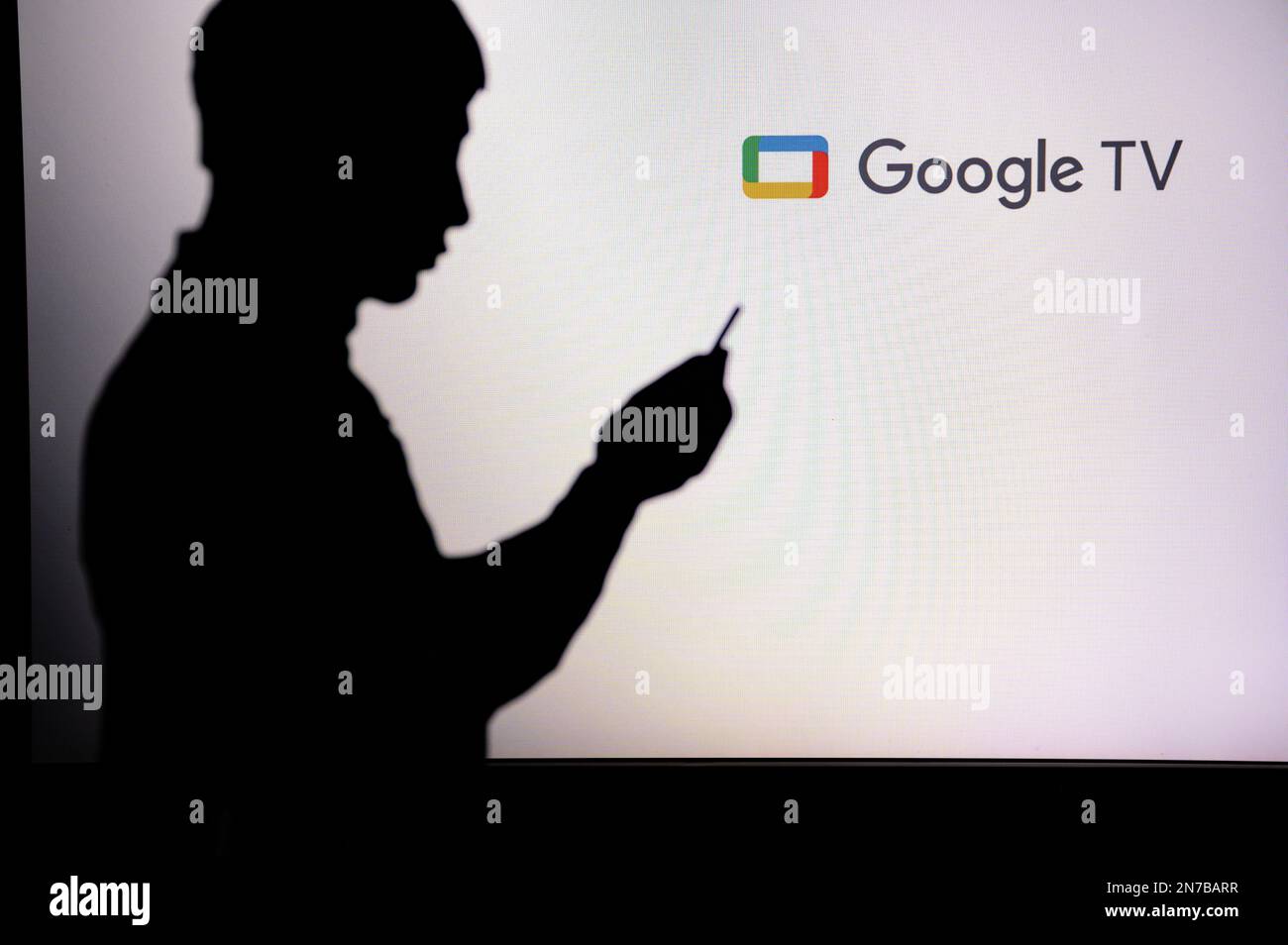 INDIA, NUOVA DELHI. 30 GENNAIO 2023: Google TV. Navigare sul Web con facilità: Man utilizza l'app all'avanguardia per un'esperienza online senza interruzioni Foto Stock