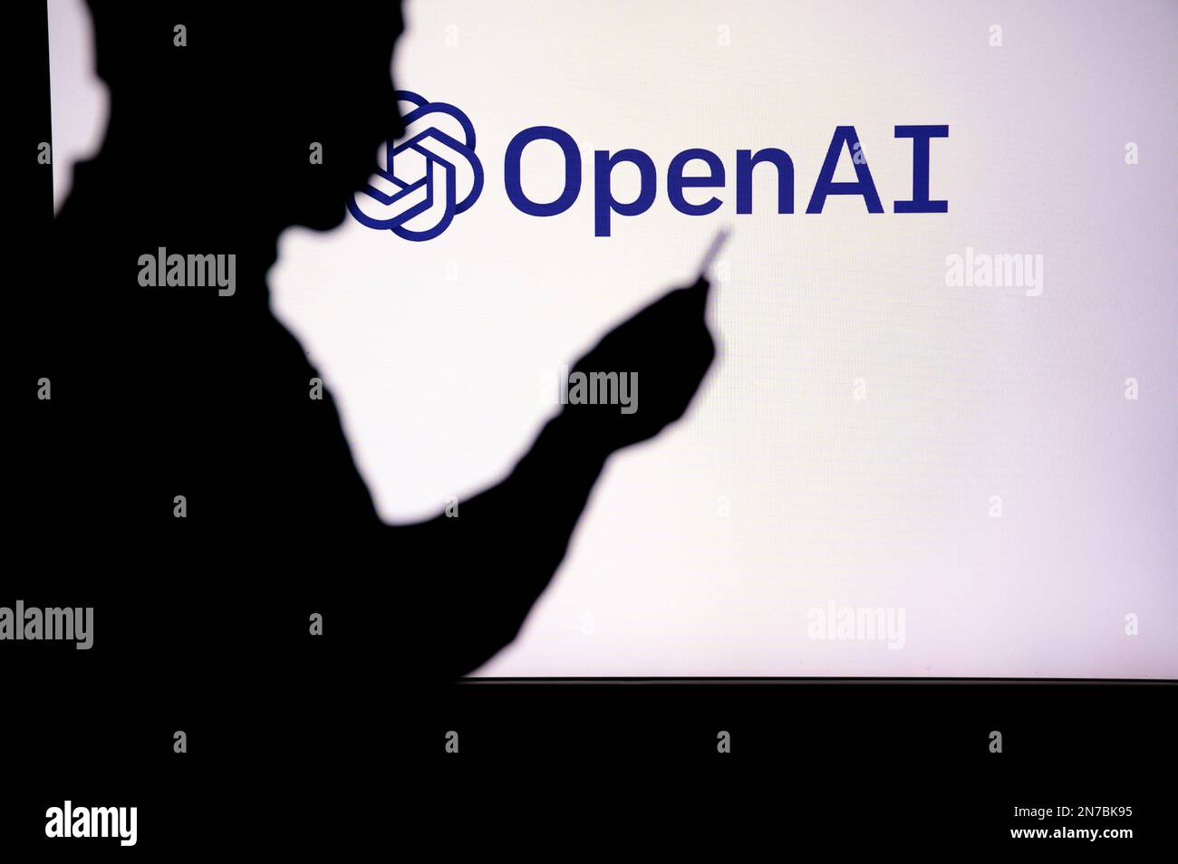 USA, NEW YORK CITY, 30 GENNAIO 2023: La prossima era della trasformazione digitale: Uomo con smartphone e software ai background Silhouette Foto Stock