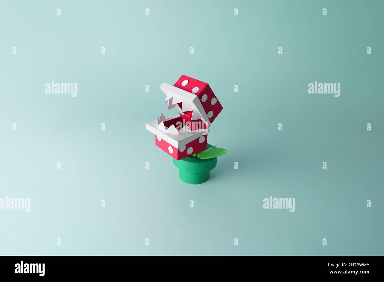 Papercraft di un isolato modello di pianta piranha con bocca aperta da un classico Nintendo video gioco Foto Stock