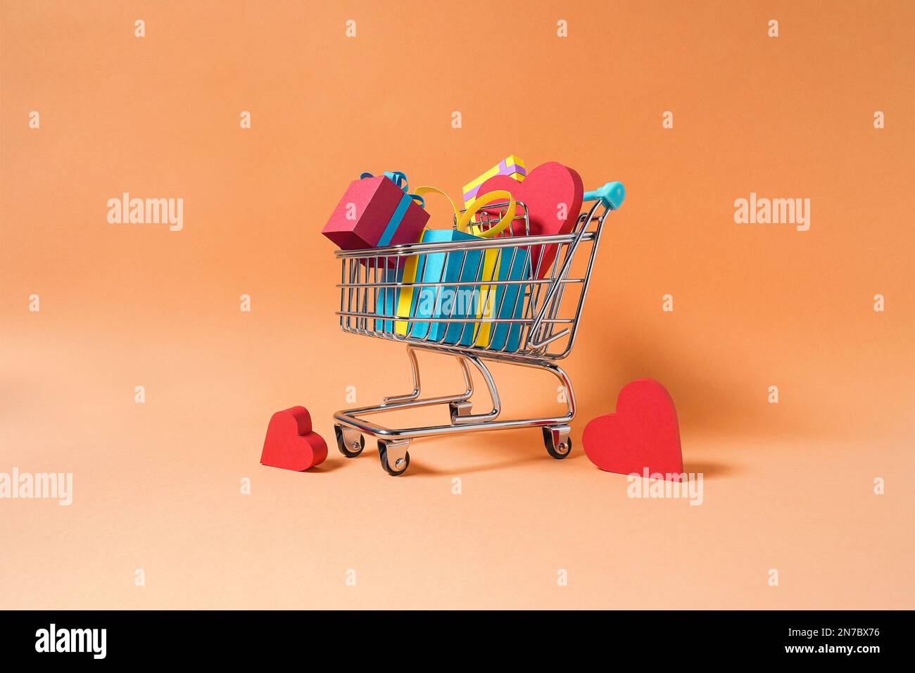 Carrello con un gruppo di regali, regali e cuori per Natale, compleanni o San Valentino in carta colorata Foto Stock
