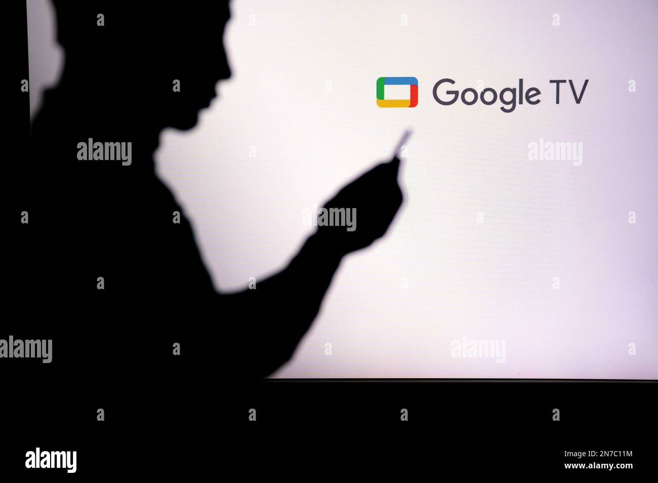 GIAPPONE, TOKYO. 30 GENNAIO 2023: Google TV. Semplificazione della vita: L'uomo sperimenta i vantaggi dell'accesso a Internet mobile Foto Stock