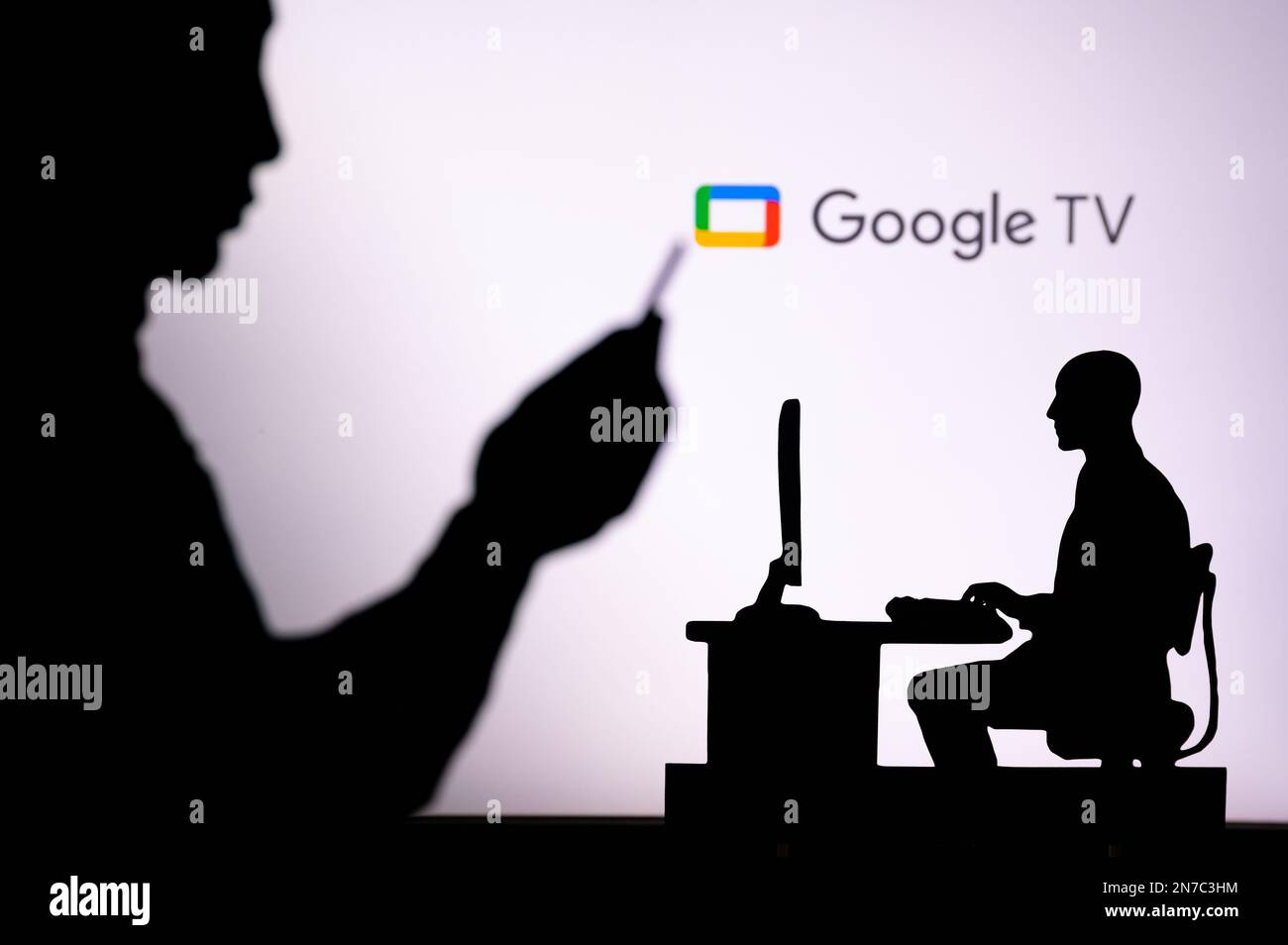 INDIA, NUOVA DELHI. 30 GENNAIO 2023: Google TV. Bilanciare la vita digitale: Uomo con smartphone e Web Developer Silhouette Foto Stock