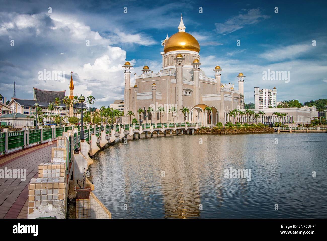 La famosa Moschea di Omar Ali Saifuddien a Bandar seri Begawan, Brunei Darussalam di giorno con nuvole bianche e sfondo cielo blu Foto Stock