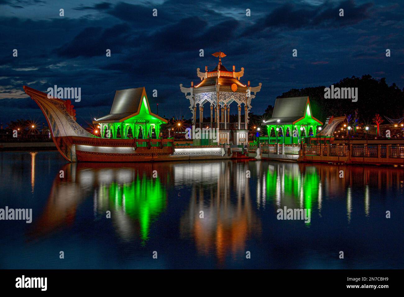 Chiatta cerimoniale illuminata artificialmente presso la Moschea Omar Ali Saifuddien a Bandar seri Begawan, Brunei Darussalam, riflettendo al laghetto di notte Foto Stock