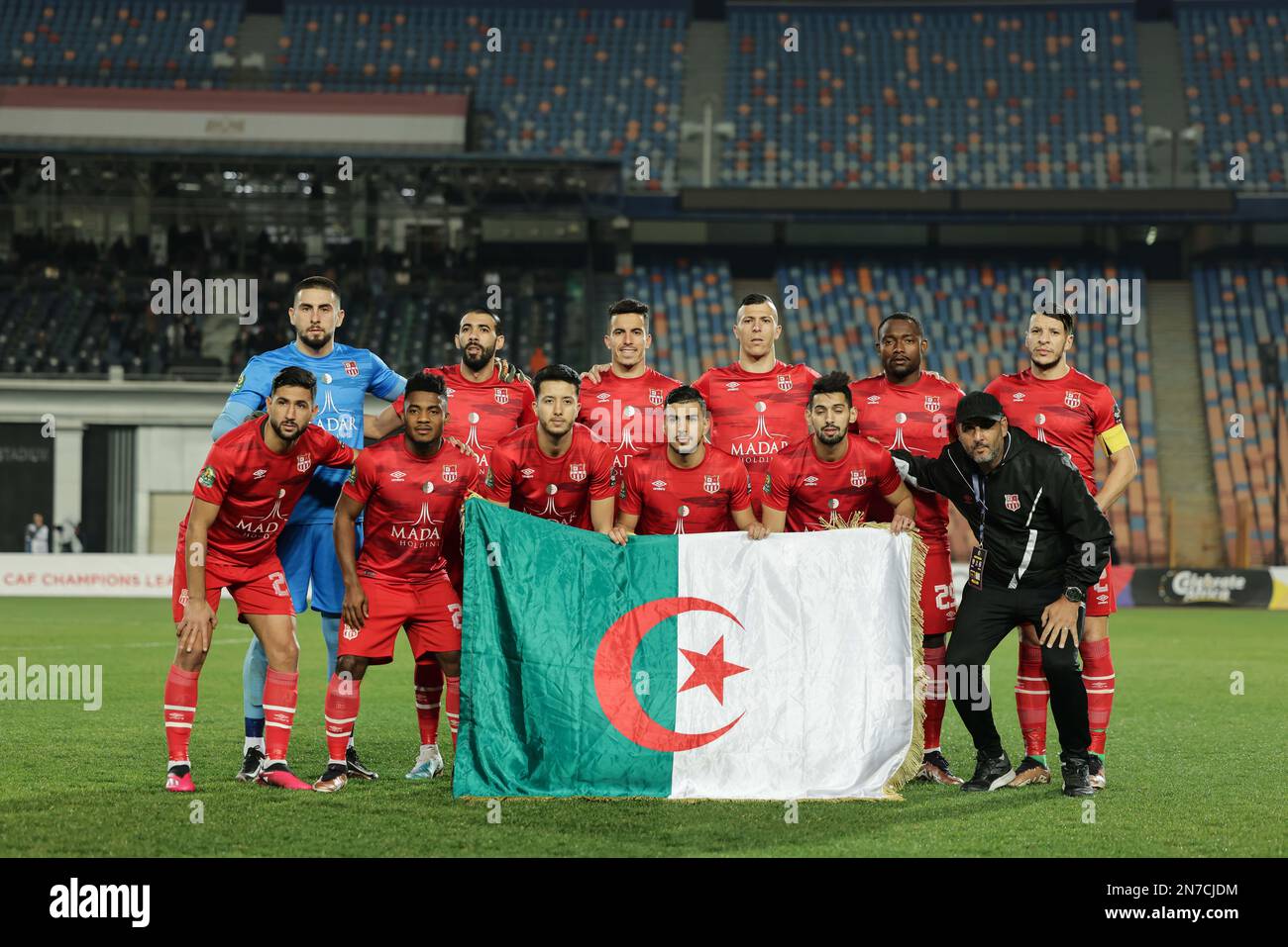 IL CAIRO, EGITTO - 10 febbraio 2023 - i giocatori di CR Beliouizdad posano per la foto di squadra - Akram Bouras, Leonel Wamba, Anayo Iwuala, Mohamed Bakir, Zakaria Draoui, Houssem Mrezigue, Mokhtar Belkhiter, Chouaib Keddad, Mouad Hadded, Youssef Laouafi, Alexis Guendouz, durante la partita di gruppo della CAF Champions League tra Zamalek SC e CR Beliouizdad allo stadio internazionale del Cairo, il Cairo, Egitto. (Foto M.Bayoumy/SFSI) Credit: Sebo47/Alamy Live News Foto Stock