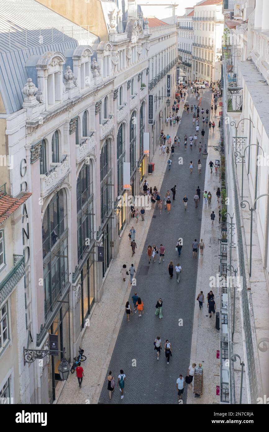 vista aerea di una strada commerciale nel centro storico di lisbona con persone a piedi e shopping, verticale Foto Stock