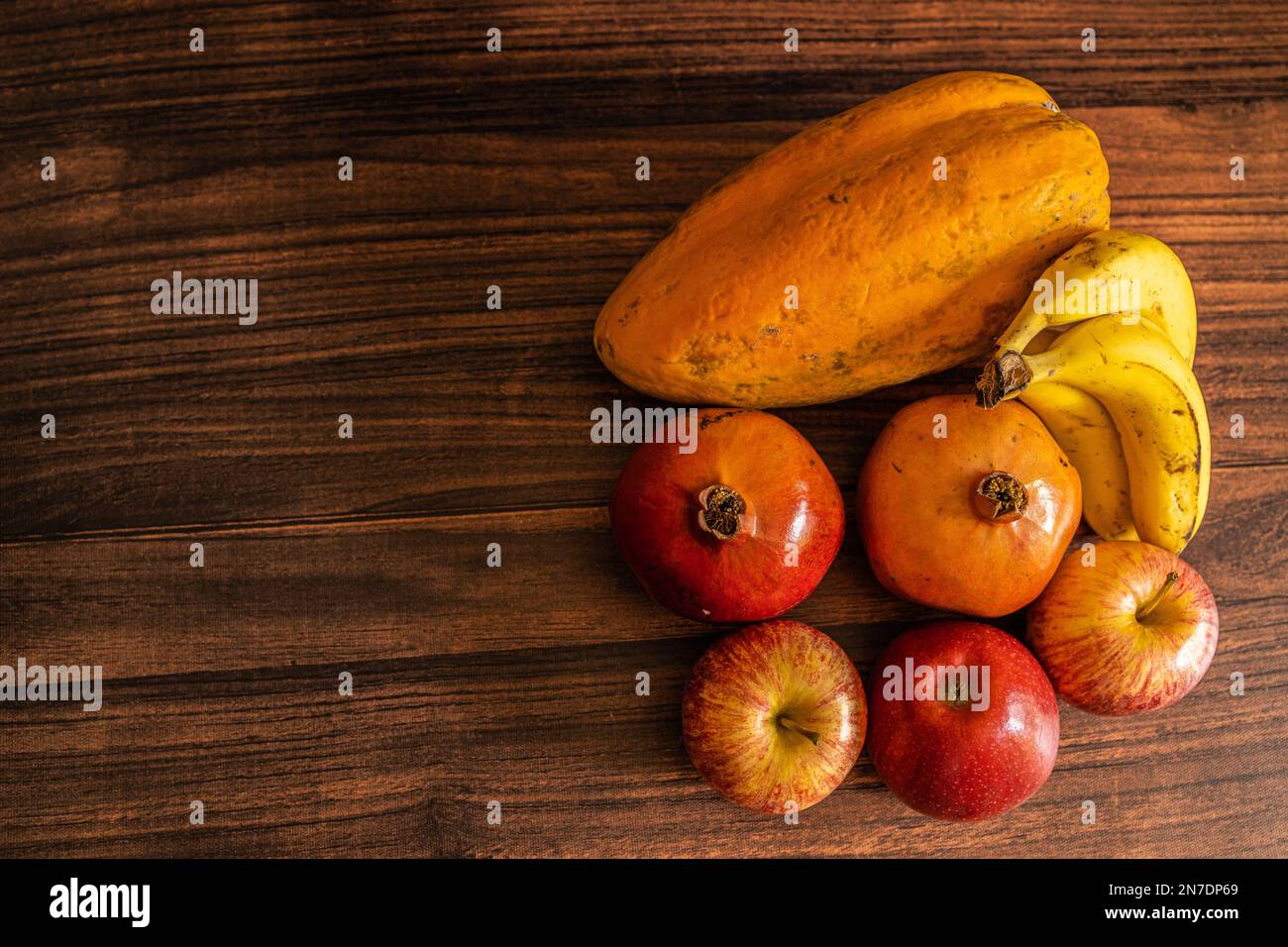 Molte varietà di frutta disposte su un tavolo di legno con spazio copia Foto Stock