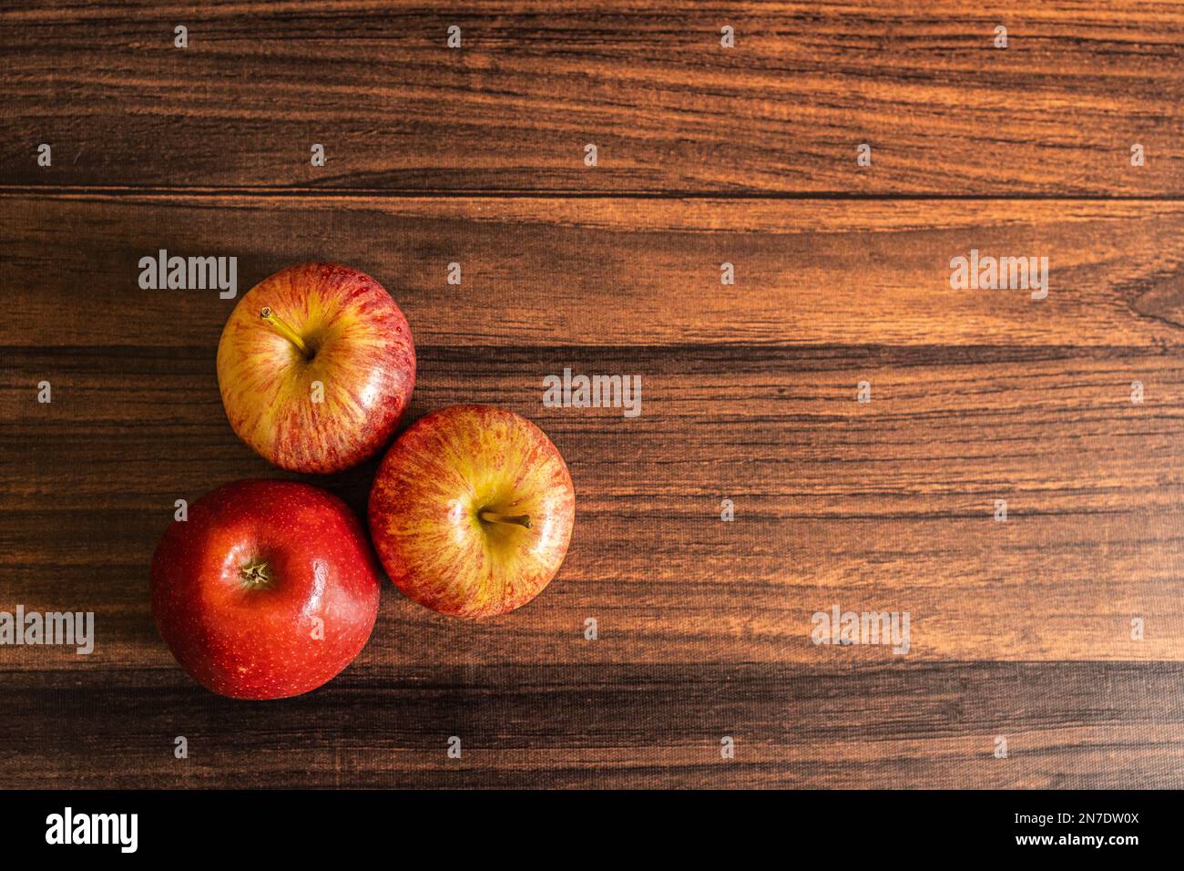 Mele di colore rosso maturo conservate su un tavolo di legno con spazio copia Foto Stock