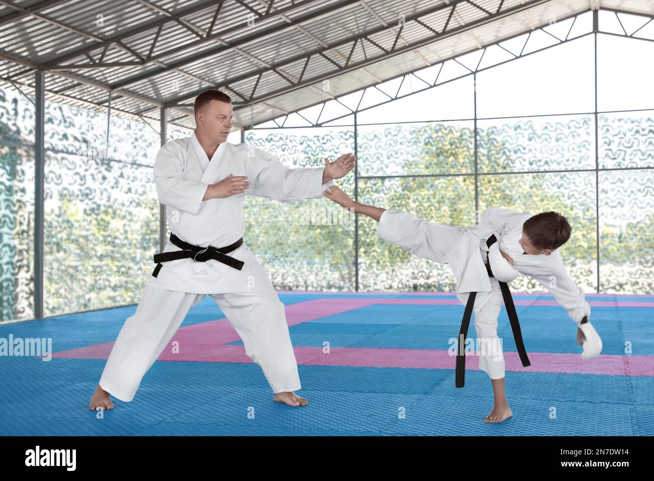 CHERNOMORKA, UCRAINA - 10 LUGLIO 2020: Bambino con istruttore di karate in campo di allenamento Foto Stock