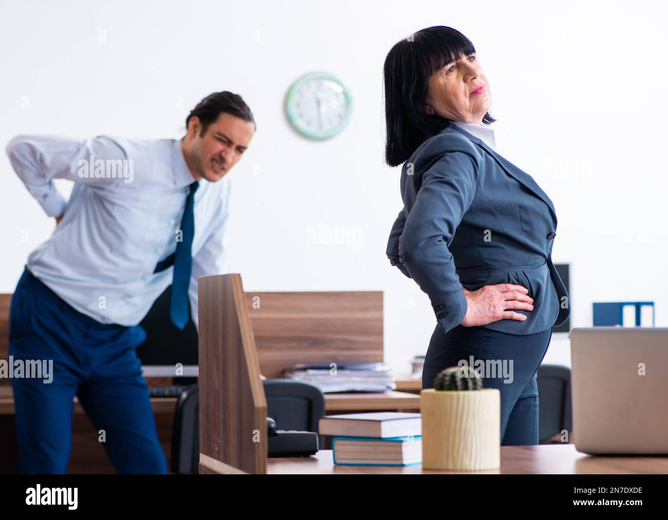 I due dipendenti facendo sport esercizi in ufficio Foto Stock