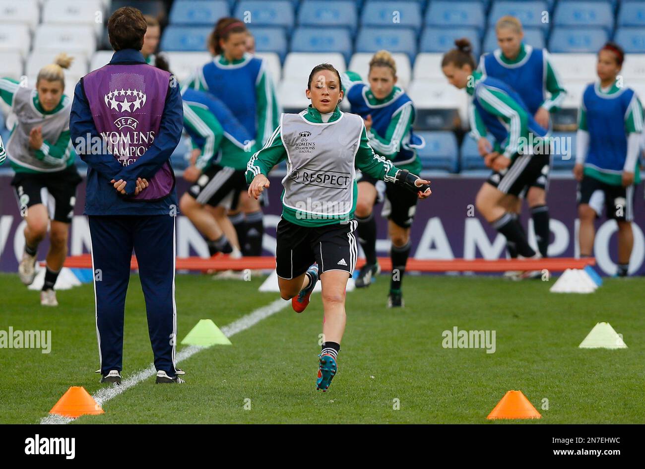 Wolfsburg's captain Nadine Kessler, centre, trains with her team during a training session at Stamford Bridge Stadium in London Wednesday, May 22, 2013. Wolfsburg will play Olympique Lyonnais in the Women's Champions League final soccer match at the stadium on Thursday May 23. (AP Photo/Kirsty Wigglesworth) Foto Stock