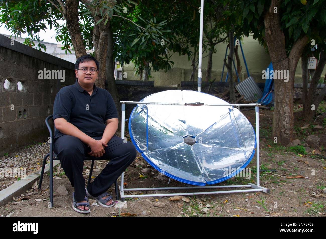 Ibrahim Rasyid, uno studente alla ITB School of Management Business sta  conducendo mostrando una cucina utilizzando una stufa che utilizza energia  solare al suo laboratorio a Bandung, Java occidentale, Indonesia il 10