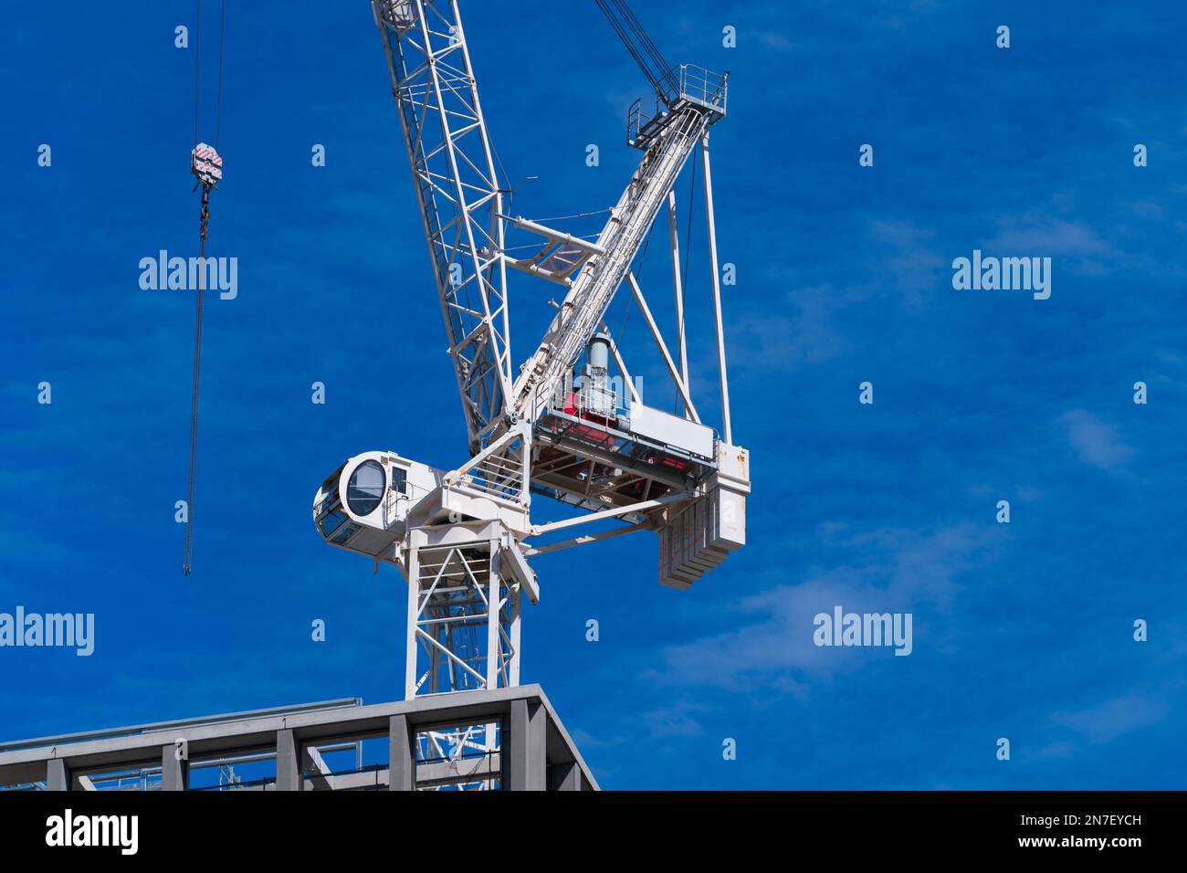 Costruzione di gru con sfondo blu cielo, Melbourne città Australia. Foto Stock