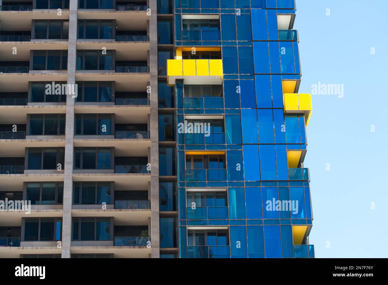 Edificio di appartamenti con vista esterna che mostra finestre di vetro e balconi, Melbourne, Australia. Foto Stock