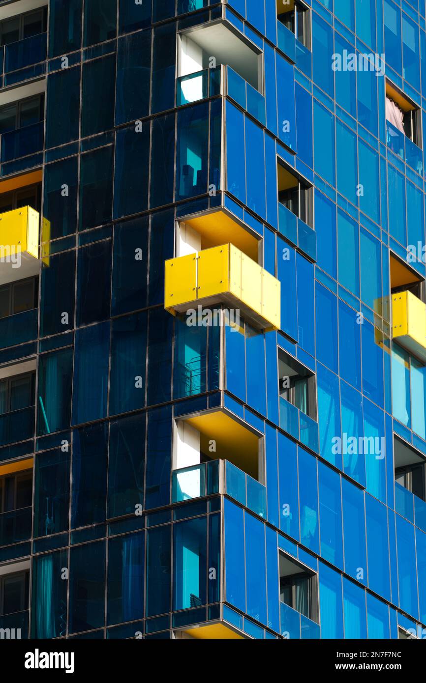 Edificio di appartamenti con vista esterna che mostra finestre di vetro e balconi, Melbourne, Australia. Foto Stock