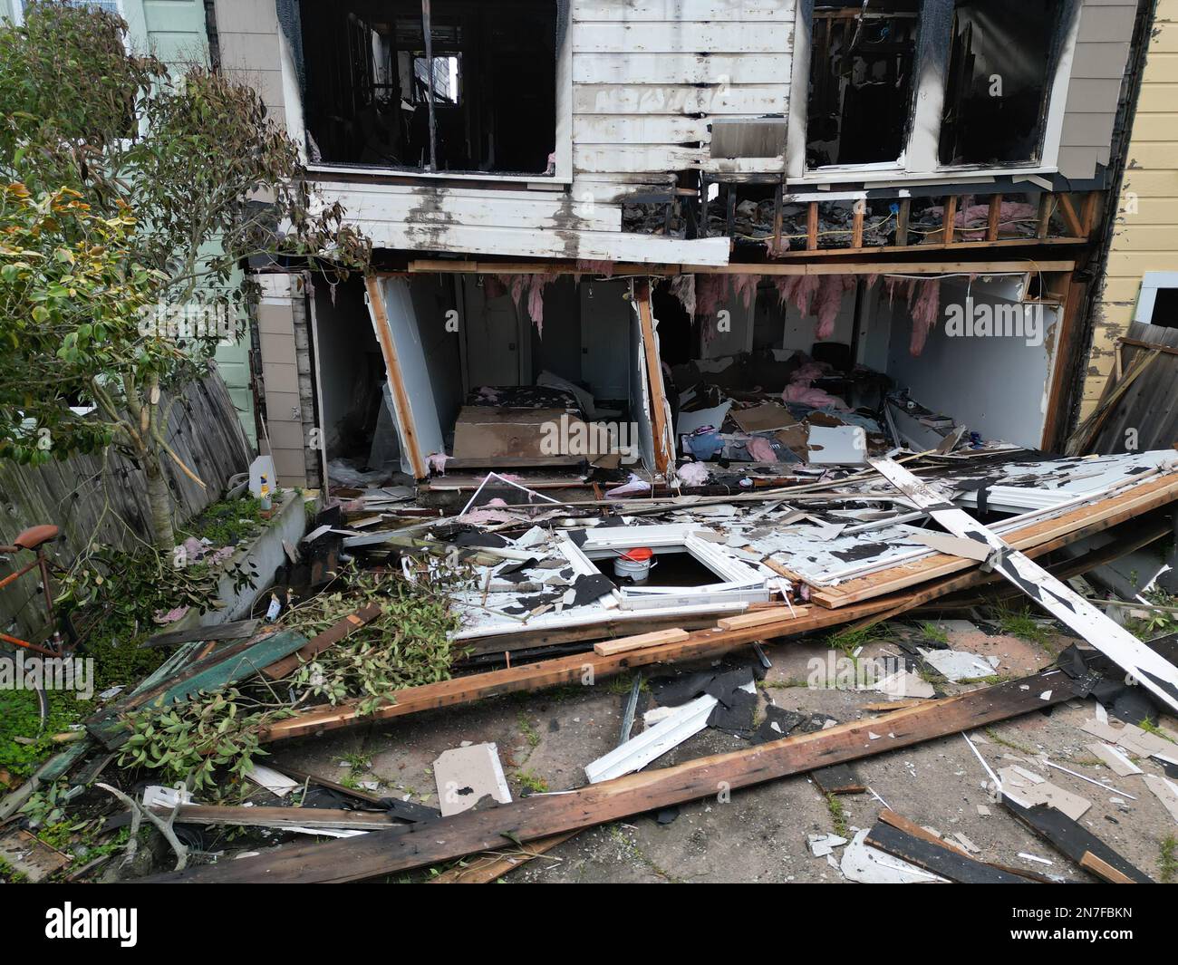 San Francisco, Stati Uniti. 10 febbraio 2023. Una parete esterna del primo piano si trova nel cortile posteriore dopo una fiorente esplosione Giovedi mattina, disegnando circa 100 vigili del fuoco e punteggi di spettatori al 1700 ° blocco di 22nd Avenue, intrappolando e uccidendo una persona all'interno, e livellando la struttura. Secondo il Dipartimento di polizia di San Francisco, un residente di SF di 53 anni è stato arrestato in seguito a spese di macellazione e produzione di droga per il loro coinvolgimento nell'esplosione della casa. Paul Kuroda/Alamy Live News Foto Stock