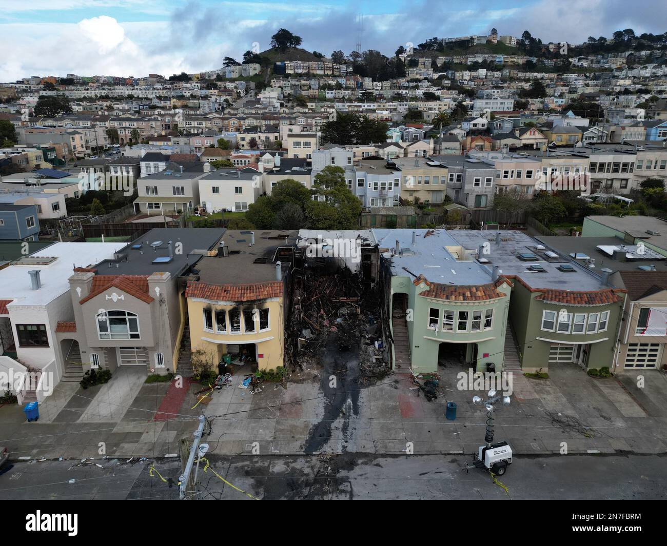 San Francisco, Stati Uniti. 10 febbraio 2023. Le fiamme hanno inghiottito una casa dopo una fiorente esplosione Giovedi mattina, disegnando circa 100 vigili del fuoco e punteggi di spettatori al 1700 ° blocco di 22nd Avenue, intrappolando e uccidendo una persona all'interno, e livellando la struttura. Secondo il Dipartimento di polizia di San Francisco, un residente di SF di 53 anni è stato arrestato in seguito a spese di macellazione e produzione di droga per il loro coinvolgimento nell'esplosione della casa. Paul Kuroda/Alamy Live News Foto Stock