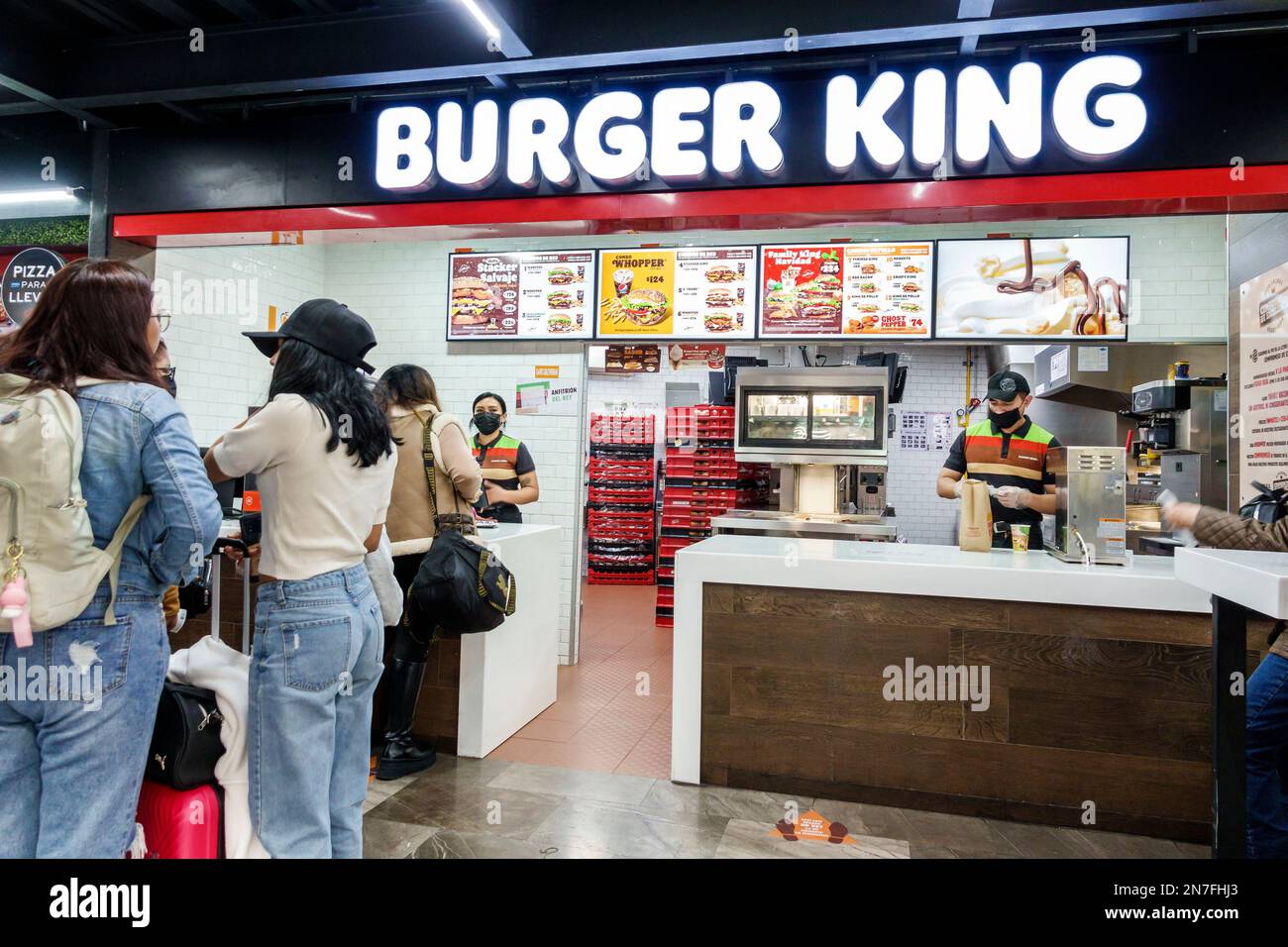 Città del Messico, Central de Autobuses del Norte, stazione degli autobus nord, Burger King fast food, menu a soffitto, donna donna donna donna donna donna donna donna, adulti, residenti resi Foto Stock