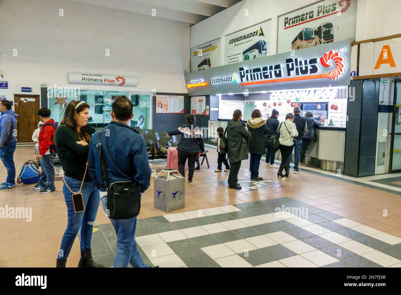 San Miguel de Allende Guanajuato Messico, Central de Autobuses stazione degli autobus, passeggeri riders biglietteria acquisto finestra, Primera Plus linea autobus moto Foto Stock