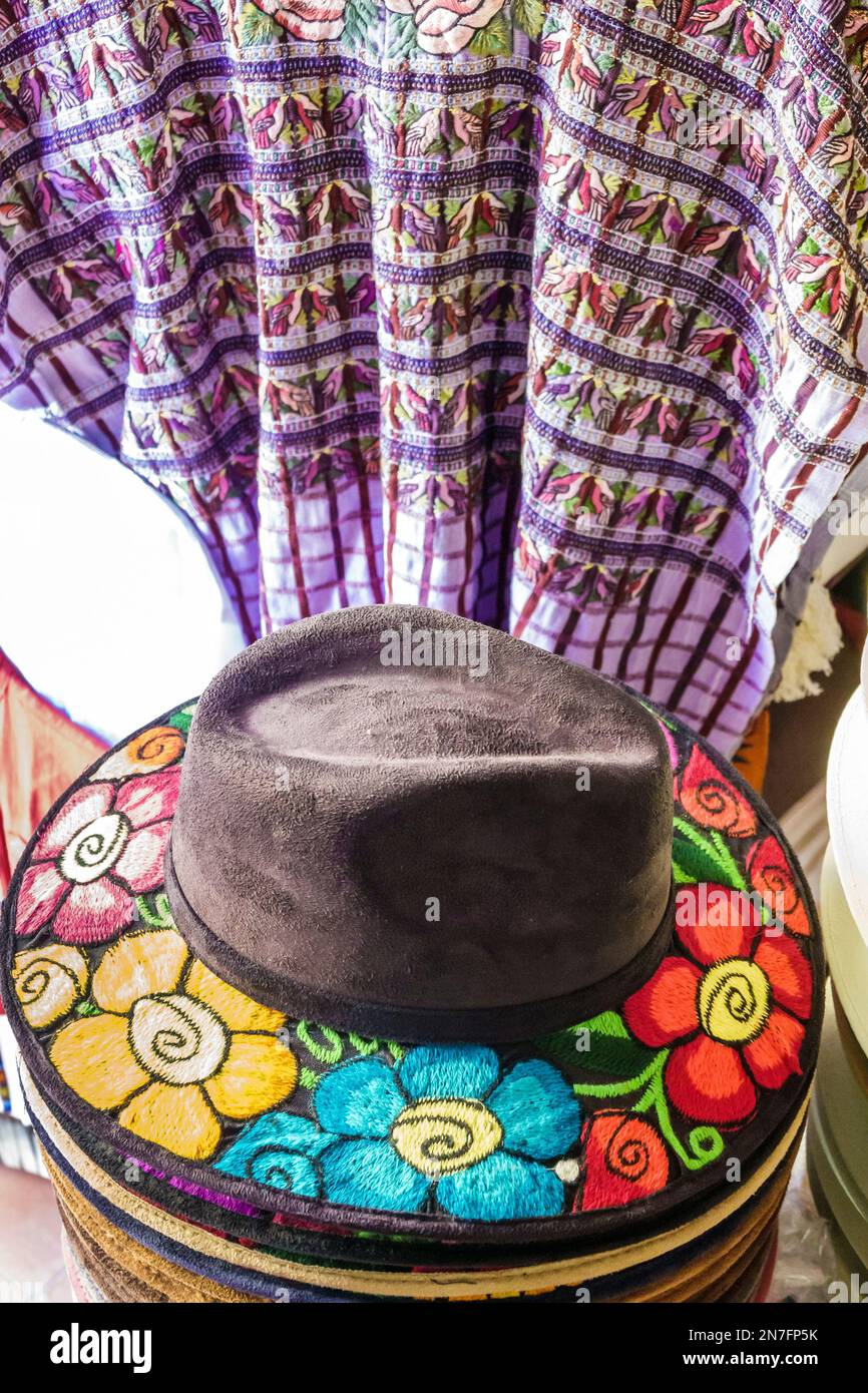San Miguel de Allende Guanajuato Messico, Historico centro storico centrale zona Centro, Arte Mexicano, ricamati cappelli dipinti fedora cappello, negozi b Foto Stock