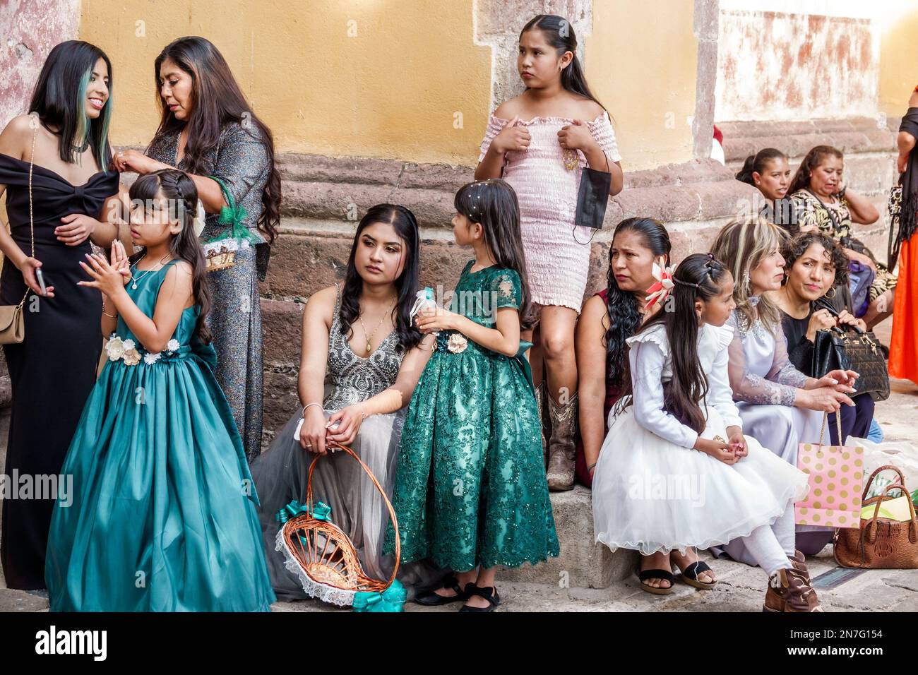 San Miguel de Allende Guanajuato Messico, Historico centro storico centrale zona Centro, quinceanera venuta di tradizione età, ospiti di festa, teenager teenager teenager Foto Stock