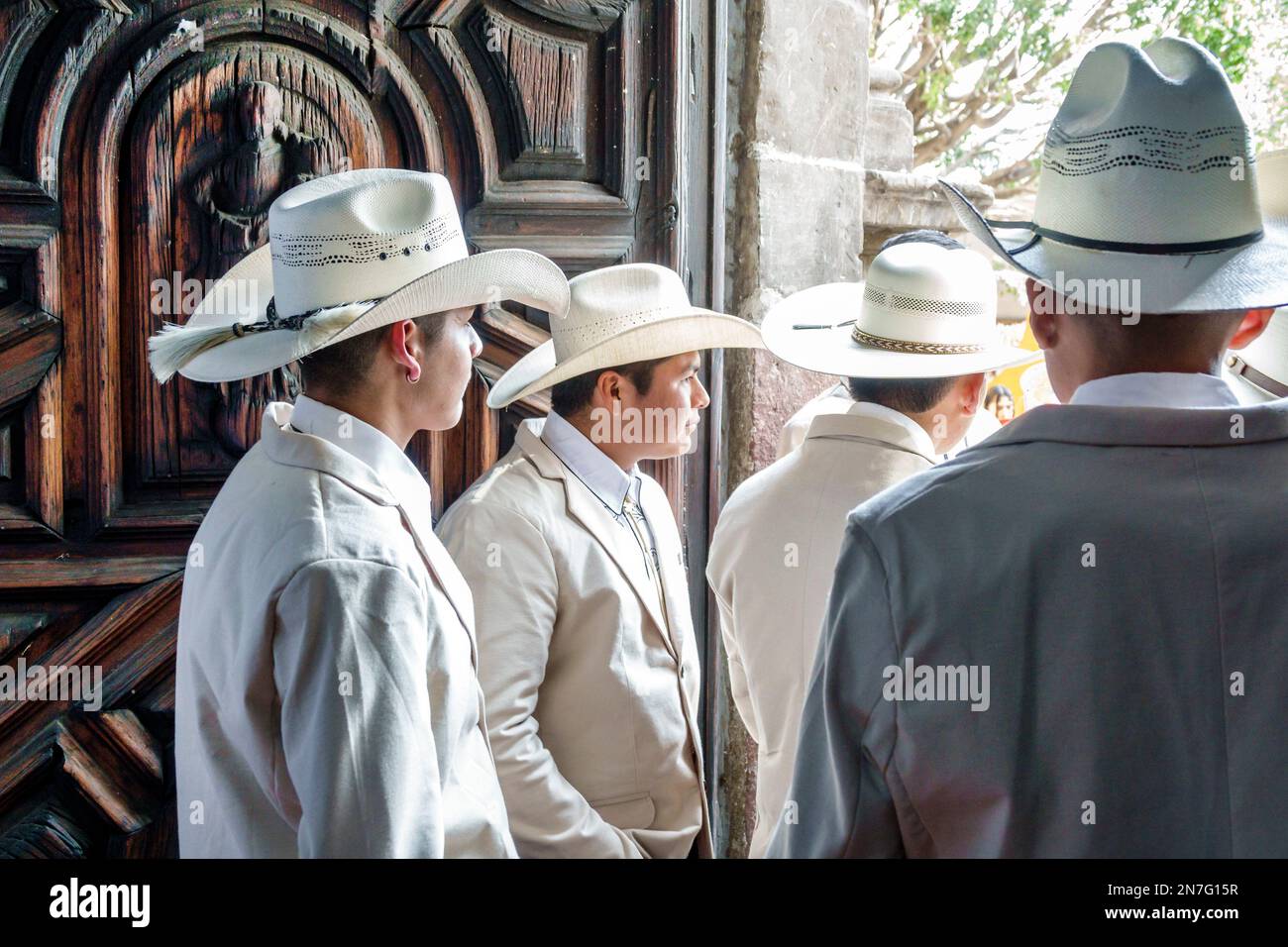 San Miguel de Allende Guanajuato Messico, Historico centro storico centrale zona Centro, festa a tema gli ospiti che indossano cappello cowboy sombrero sombreros, qu Foto Stock