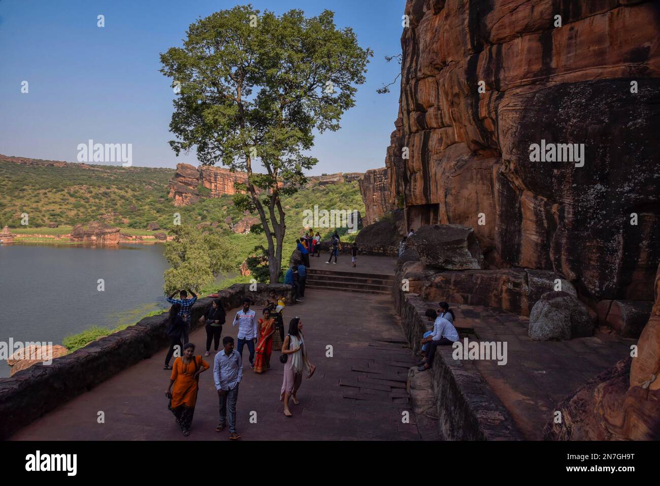 Badami, Karnataka, India - Ott 26 2022: I turisti che visitano i templi delle grotte di Badami che sono un complesso di templi indù e Jain e sono importanti exa Foto Stock