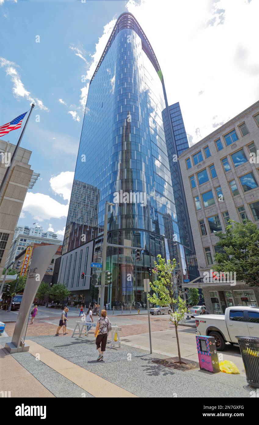 Pittsburgh Downtown: La Torre di PNC Plaza è considerata la torre di uffici più verde del mondo, in gran parte per la facciata a camino solare a doppia pelle. Foto Stock