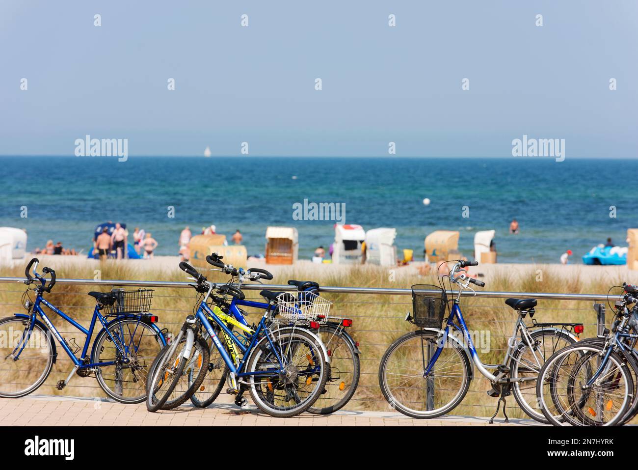 Biciclette presso la spiaggia di Heiligenhafen. Foto Stock