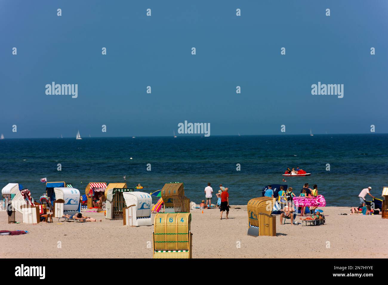 Durante le vacanze estive, le spiagge di Heiligenhafen sono riempite da cestini per il salone della spiaggia, o strandkorb in tedesco. Foto Stock