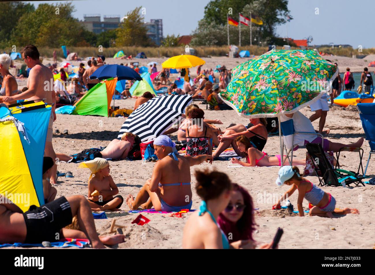 I turisti riempiono le spiagge di Heiligenhafen durante le vacanze estive. Foto Stock