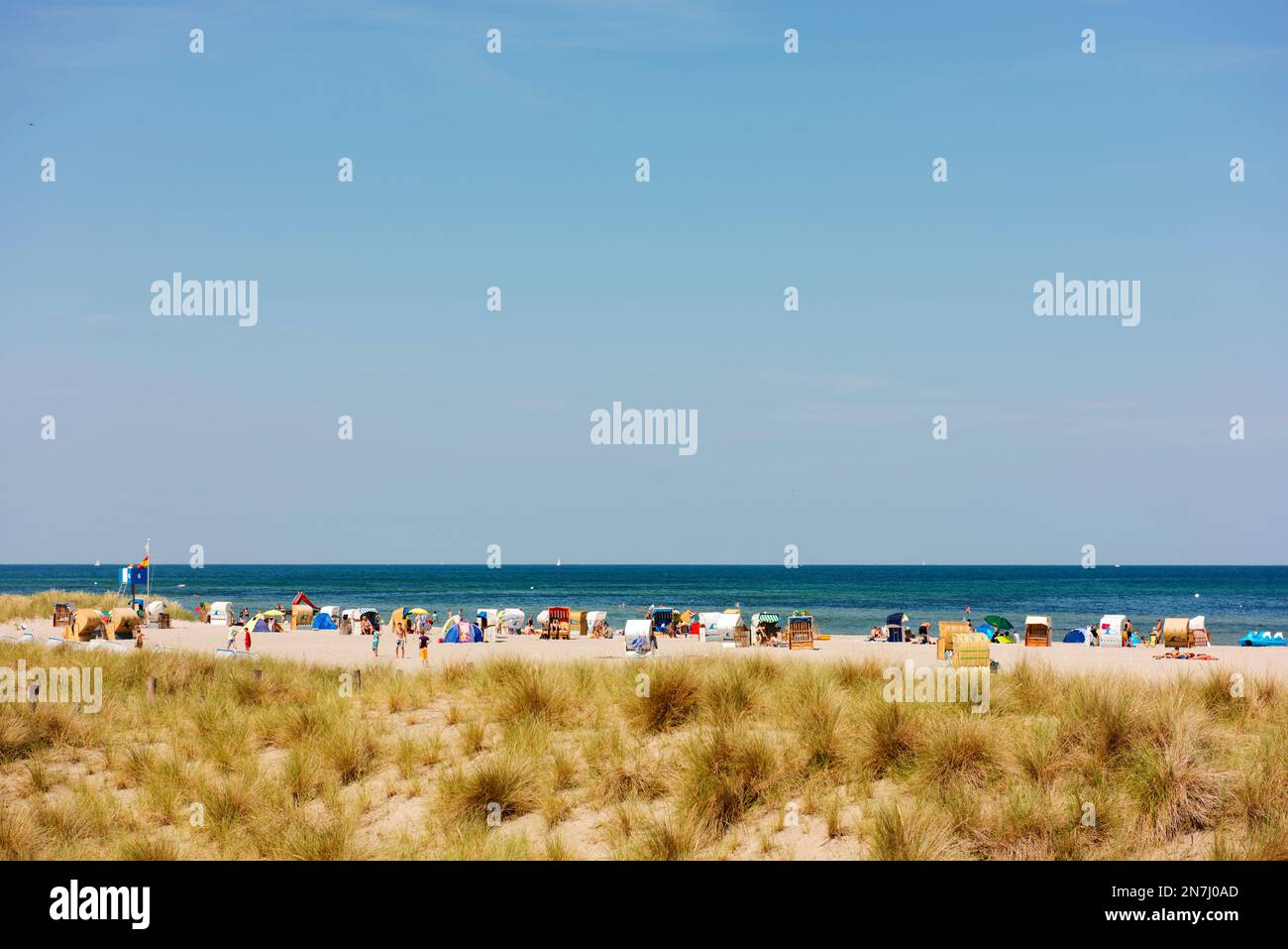 Durante le vacanze estive, le spiagge di Heiligenhafen sono riempite da cestini per il salone della spiaggia, o strandkorb in tedesco. Foto Stock