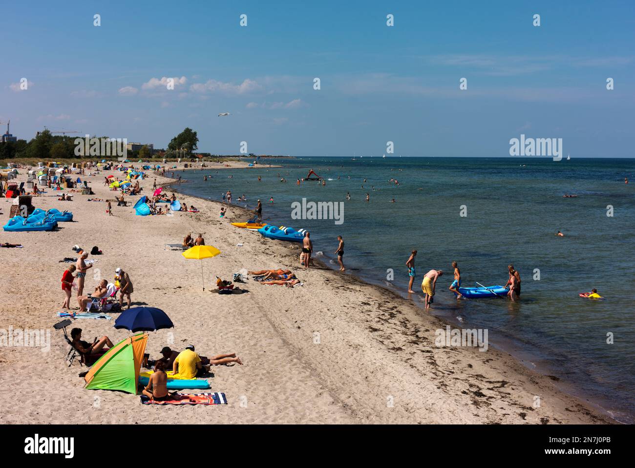I turisti si crogiolano al sole sulle spiagge di Heiligenhafen durante le vacanze estive. Foto Stock