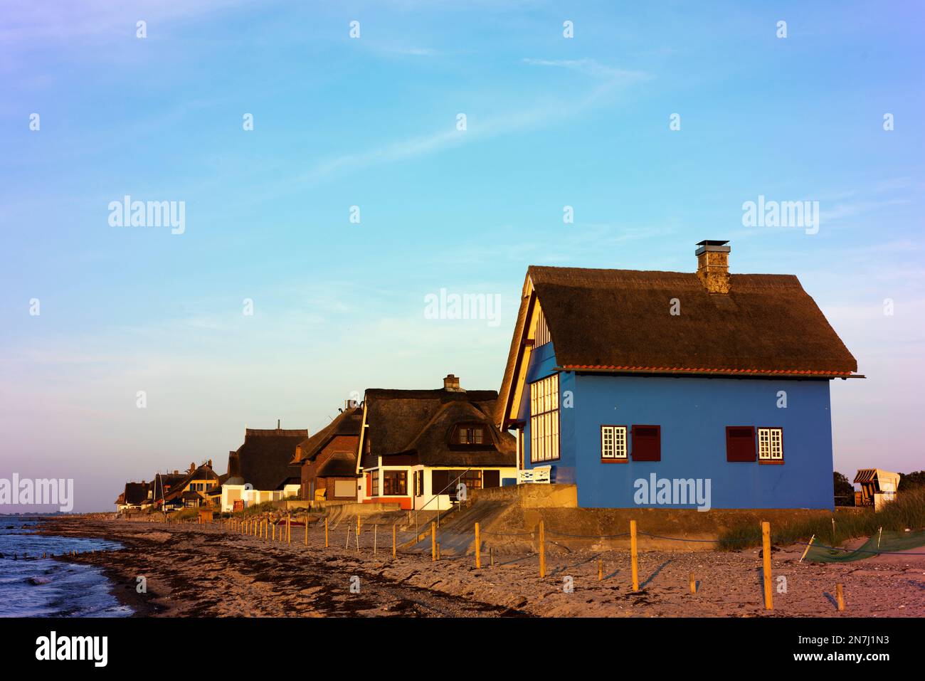 Case sulla spiaggia in riva a Heiligenhafen. Foto Stock