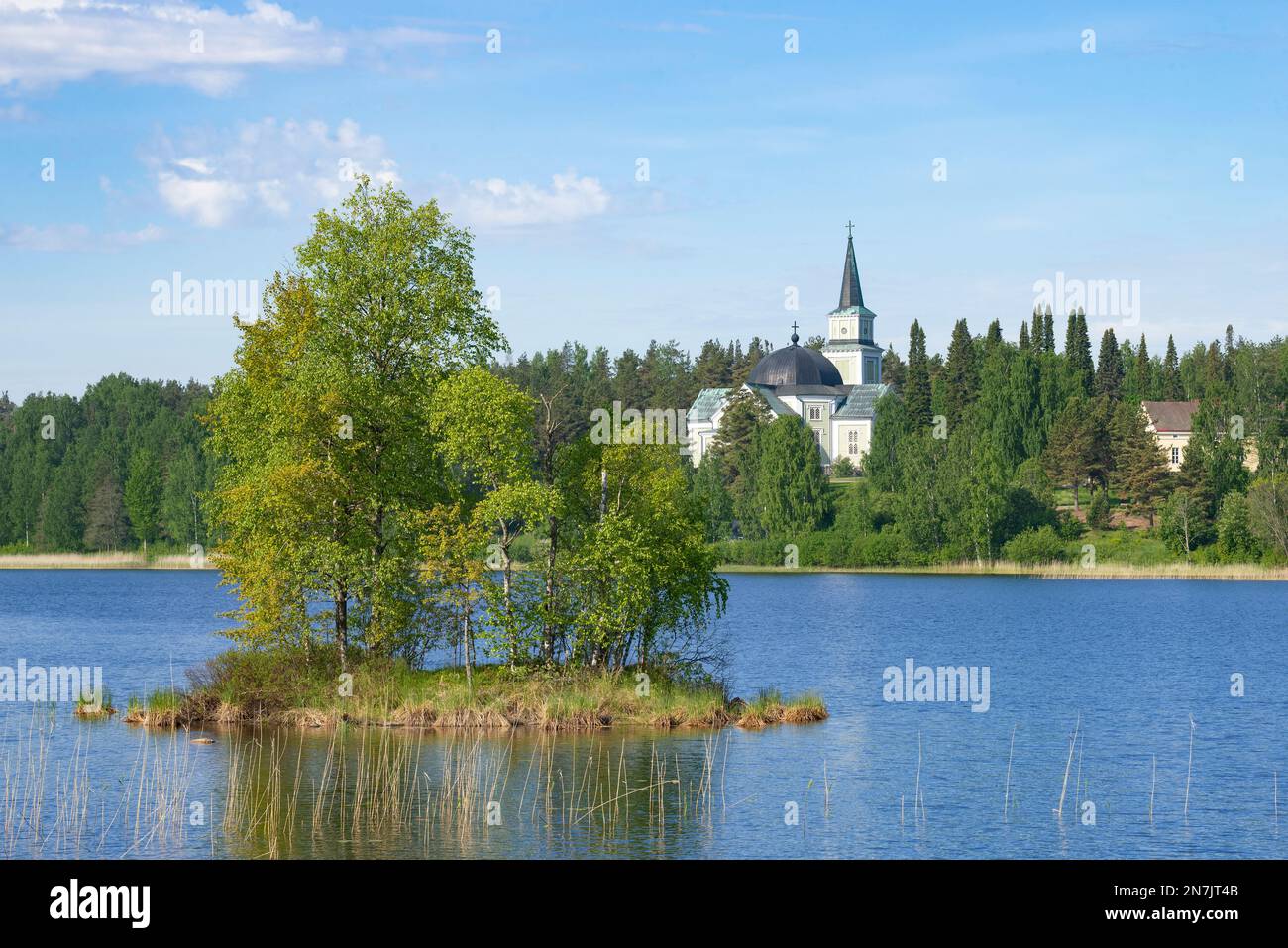 Giugno paesaggio con antica chiesa luterana. Ruokolahti, Finlandia Foto Stock