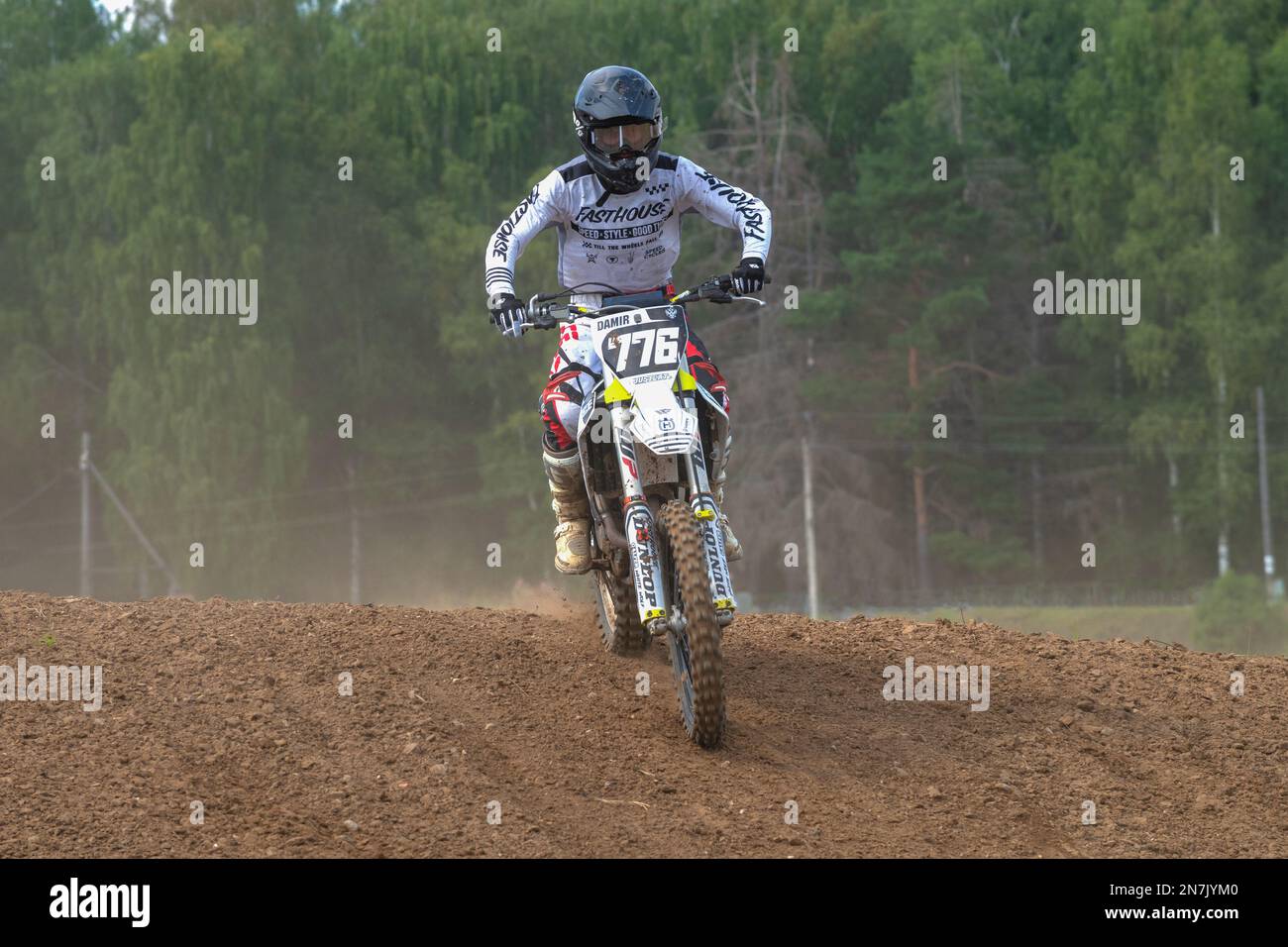 SHARYA, RUSSIA - 06 AGOSTO 2022: Moto racer su una moto da motocross in pista Foto Stock