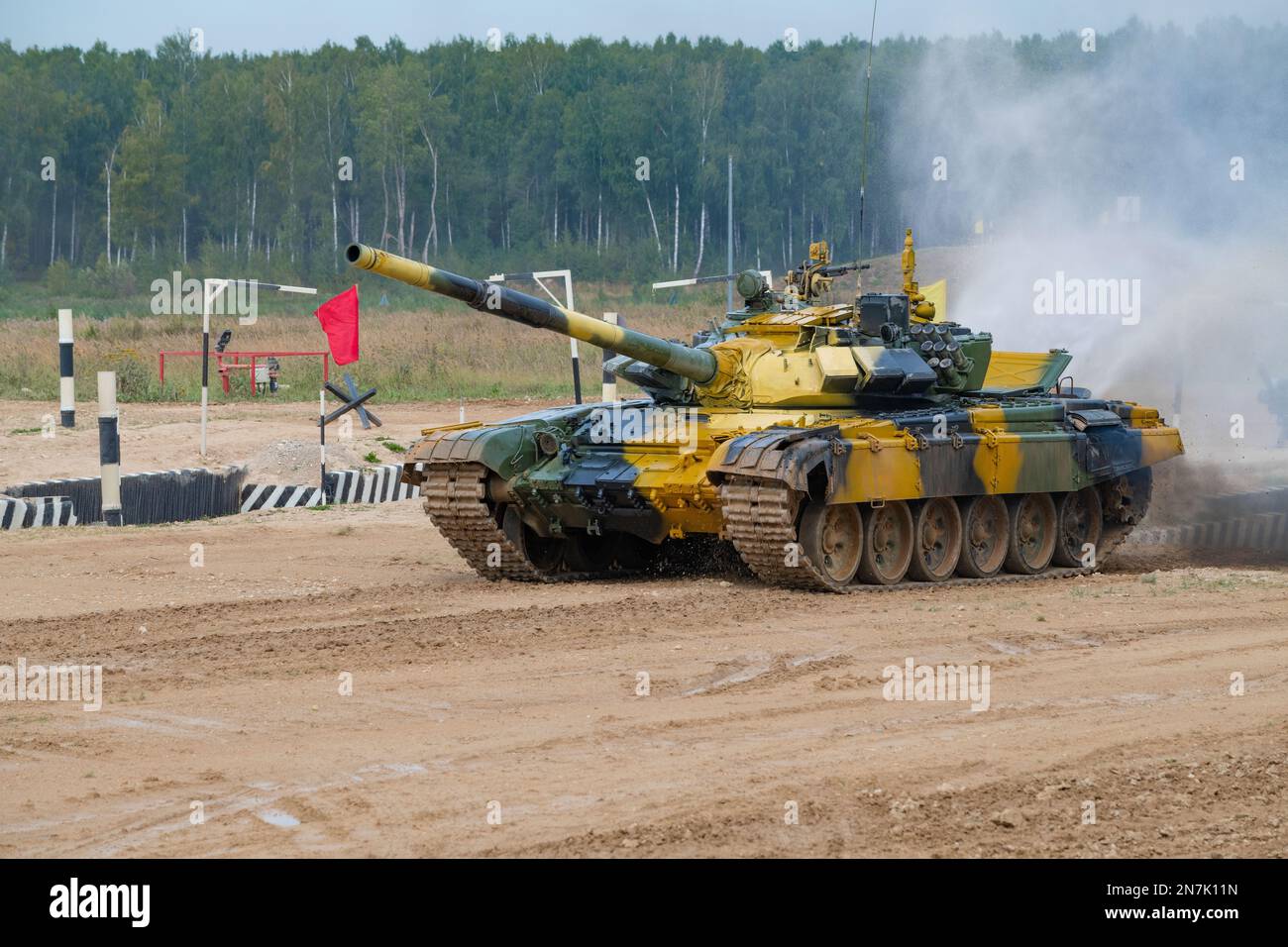 ALABINO, RUSSIA - 19 AGOSTO 2022: Tank T-72B3 del team Tajik sul biathlon carro armato. Internazionale 'Giochi di guerra-2022' Foto Stock