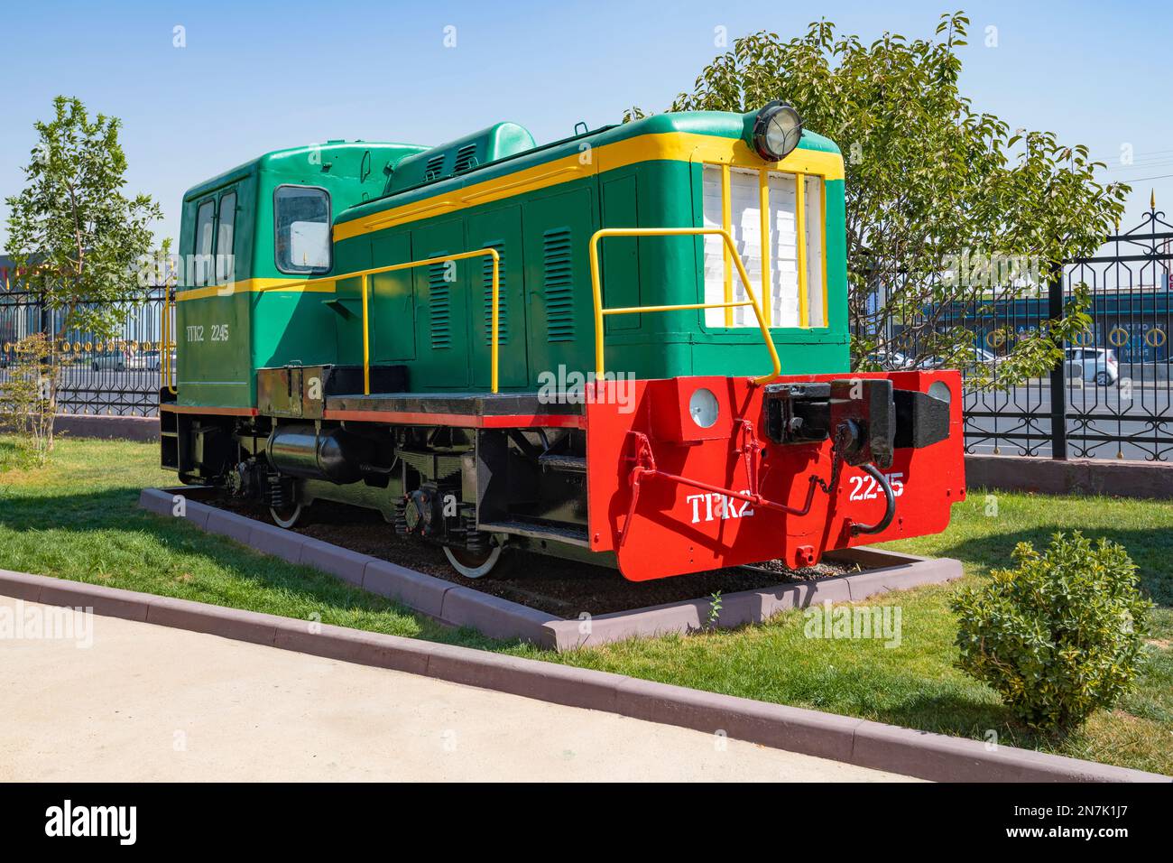 TASHKENT, UZBEKISTAN - 04 SETTEMBRE 2022: Primo piano della locomotiva diesel TGK2 di shunting industriale sovietico in una giornata di sole. Museo del trasporto ferroviario Foto Stock