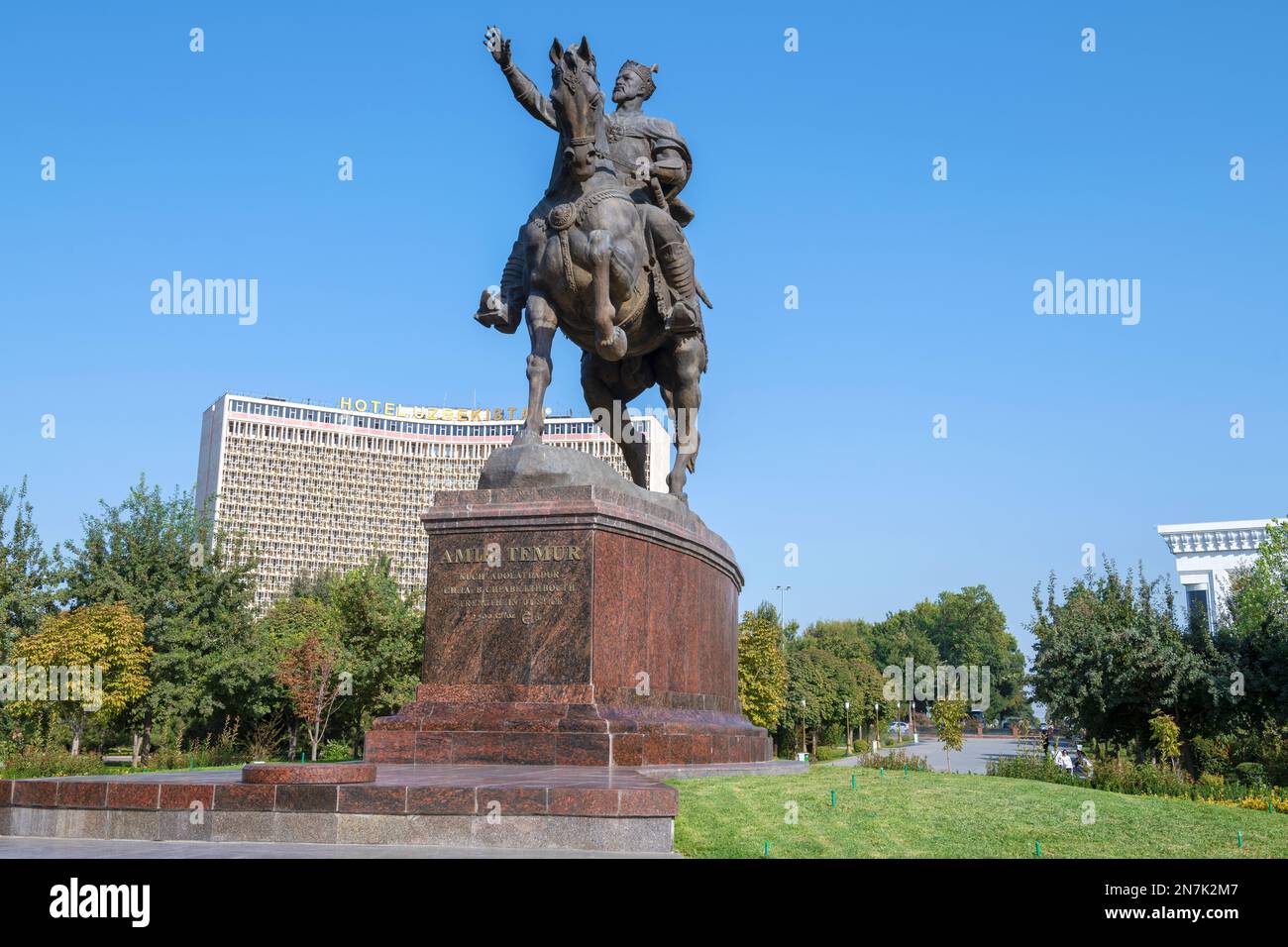 TASHKENT, UZBEKISTAN - 15 SETTEMBRE 2022: Monumento ad Amir Timur (Tamerlane) in un giorno di sole settembre Foto Stock