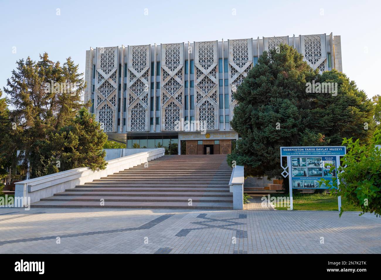 TASHKENT, UZBEKISTAN - 15 SETTEMBRE 2022: La costruzione del Museo di Stato della Storia dell'Uzbekistan in un pomeriggio di settembre Foto Stock