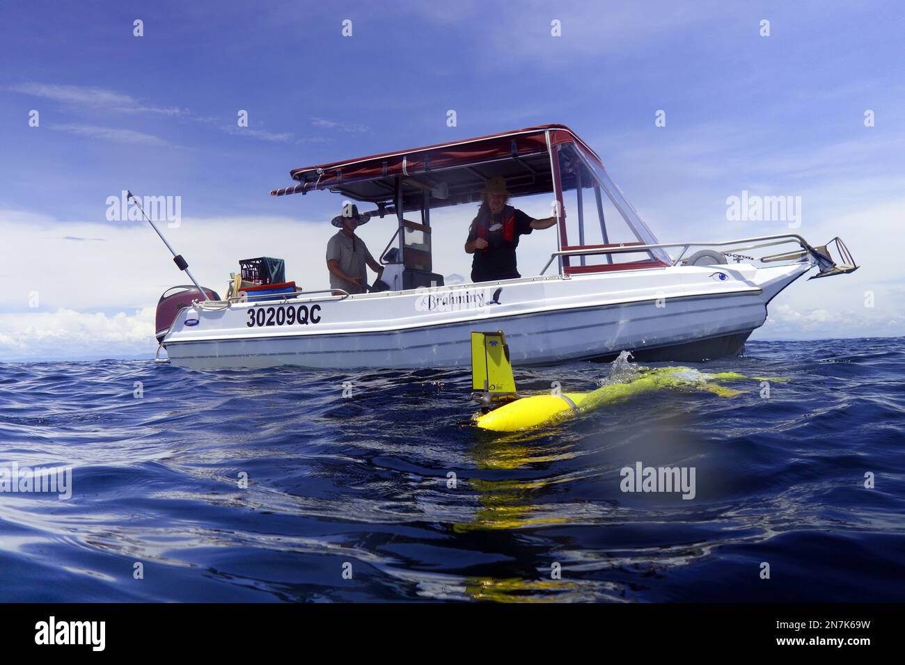 Aliante oceanico Slocum (giallo) che è stato appena dispiegato da una piccola nave charter, Mission Beach, Grande barriera Corallina, Queensland, Australia. No MR o. Foto Stock