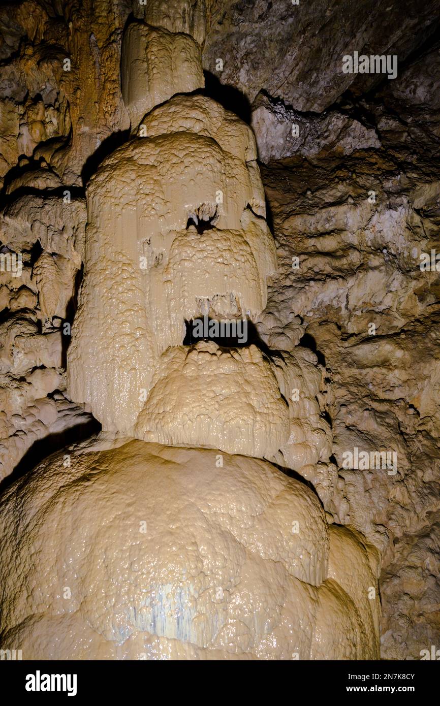 Depositi carsici bizzarri e favolosi a forma di cranio nella grotta New Athos in Abkhazia Foto Stock