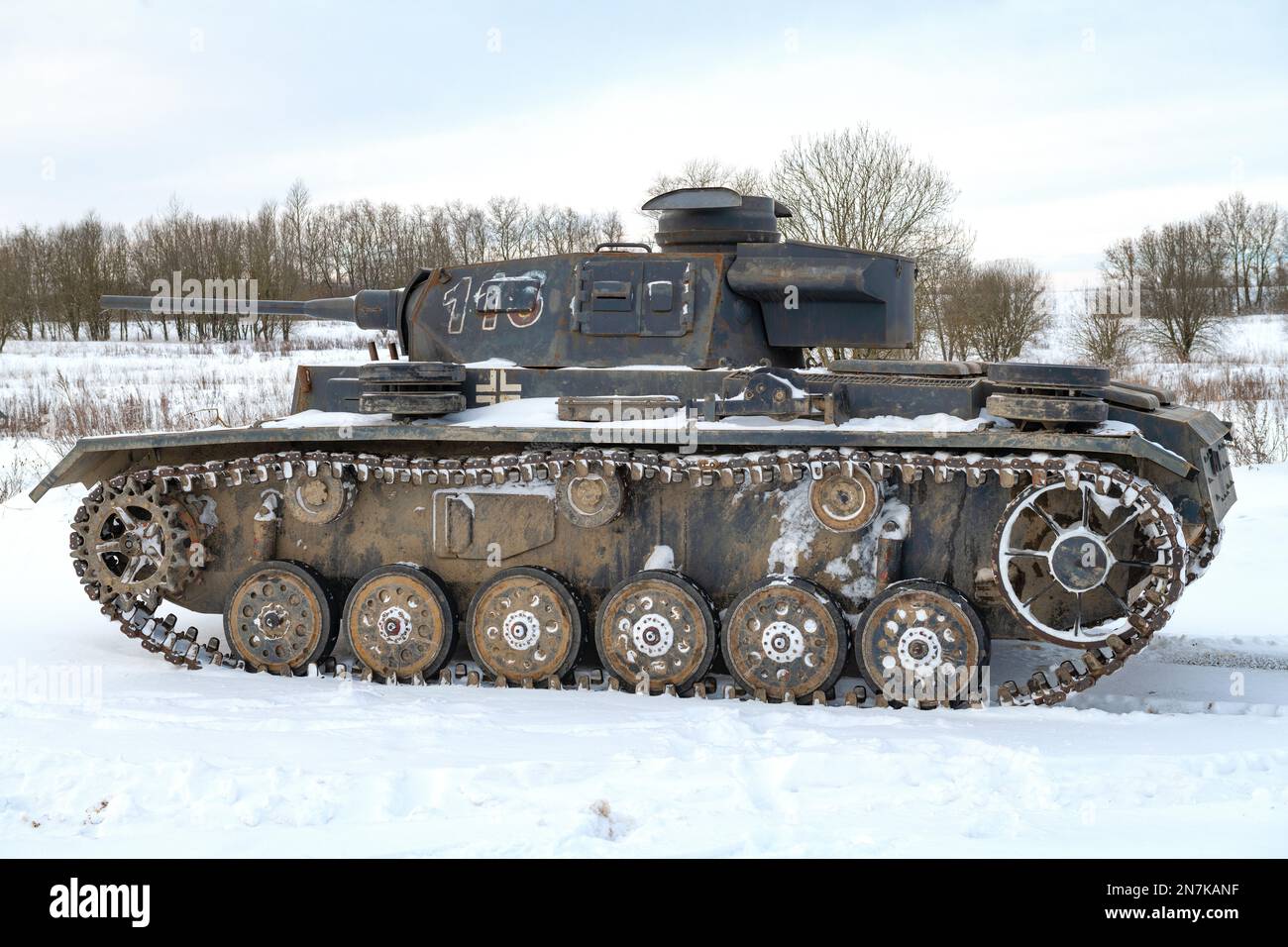 KRASNOYE SELO, RUSSIA - 05 FEBBRAIO 2023: PZ.Kpfw. III - carro armato medio tedesco della seconda guerra mondiale primo piano il giorno di febbraio. Vista laterale. Militare sua Foto Stock