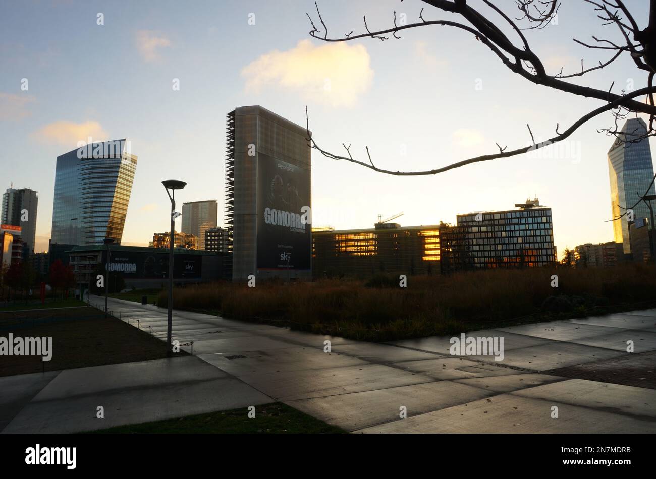 Vista del centro di Milano poco prima dell'alba Foto Stock