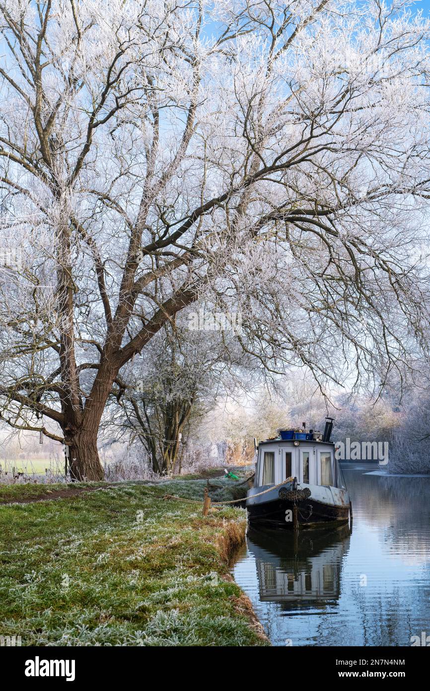 Narrowboat nel gelo e nebbia lungo il canale di Oxford nella campagna dell'oxfordshire. Somerton, Oxfordshire, Inghilterra Foto Stock